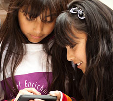 t_transmedia_girls Girls with iPhone
